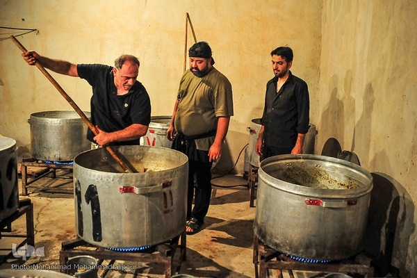 پخت غذای نذری در اهواز