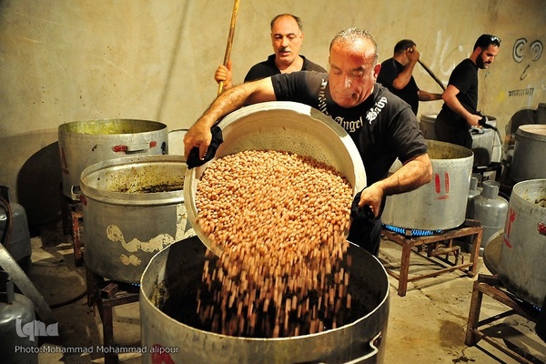 پخت غذای نذری در اهواز
