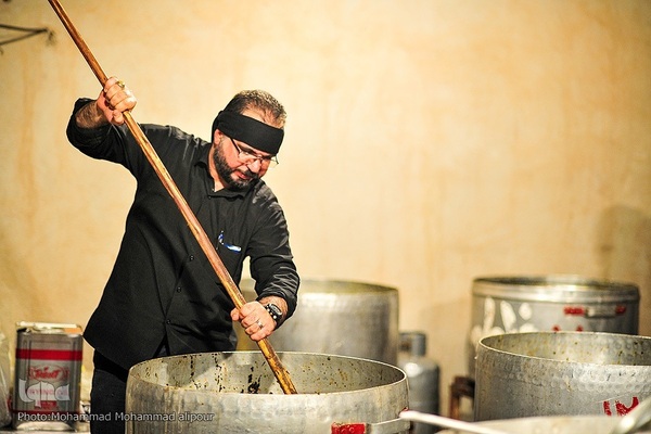 پخت غذای نذری در اهواز