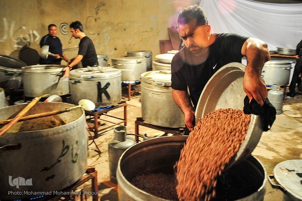 پخت غذای نذری در اهواز