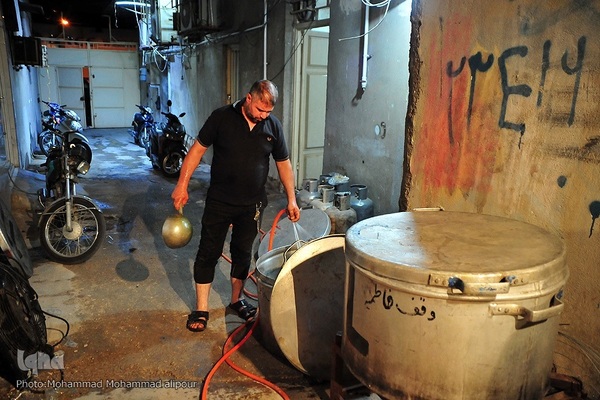 پخت غذای نذری در اهواز