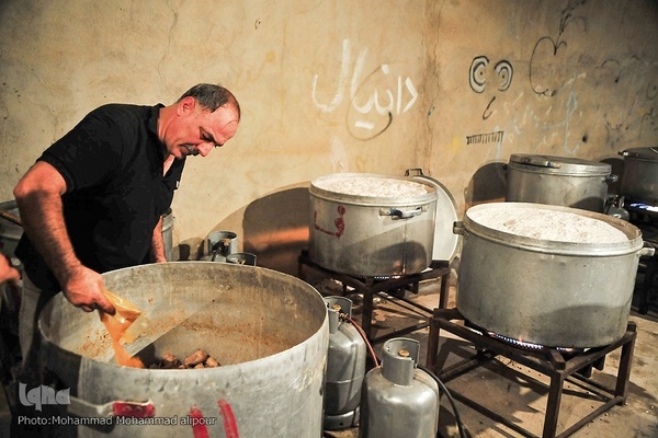 پخت غذای نذری در اهواز