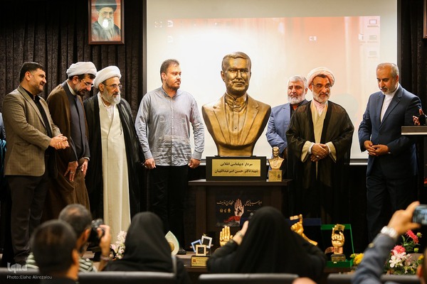 رونمایی از تندیس شهید امیرعبداللهیان