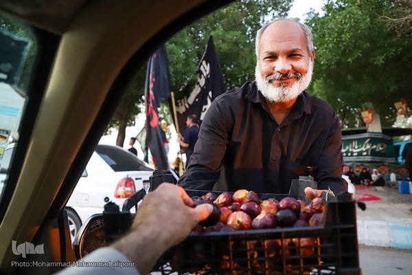 ما خادمان زوار حسين(ع) هستیم