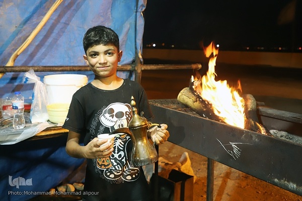 ما خادمان زوار حسين(ع) هستیم