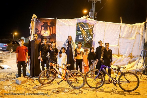 ما خادمان زوار حسين(ع) هستیم