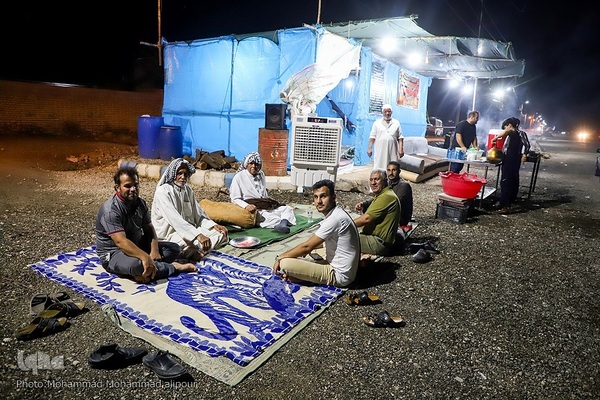 ما خادمان زوار حسين(ع) هستیم