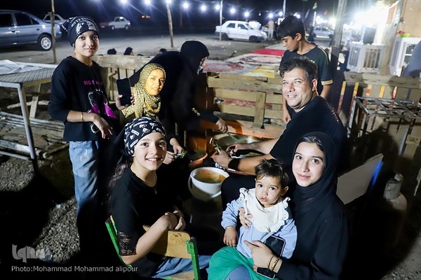 ما خادمان زوار حسين(ع) هستیم