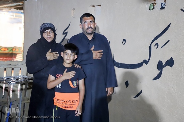 ما خادمان زوار حسين(ع) هستیم