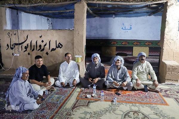 ما خادمان زوار حسين(ع) هستیم