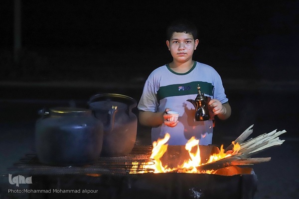 ما خادمان زوار حسين(ع) هستیم
