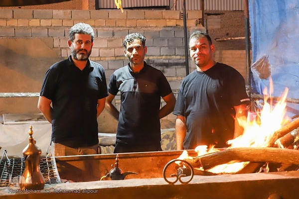 ما خادمان زوار حسين(ع) هستیم