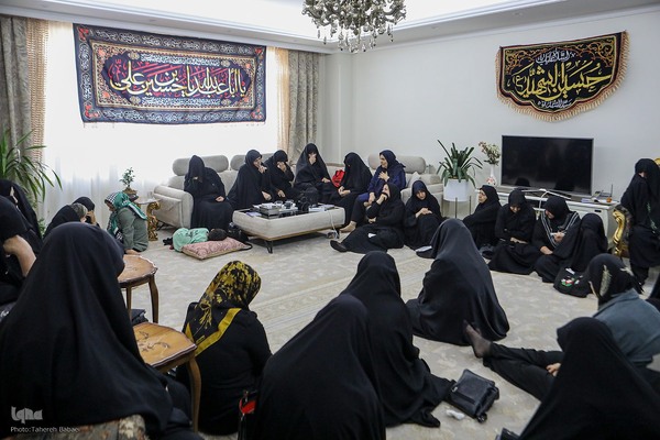 خانم فاطمه هاشمی دو سال است به نیت حاجت‌روا شدن دخترش مراسم عزاداری امام حسین(ع) برگزار می‎کند.