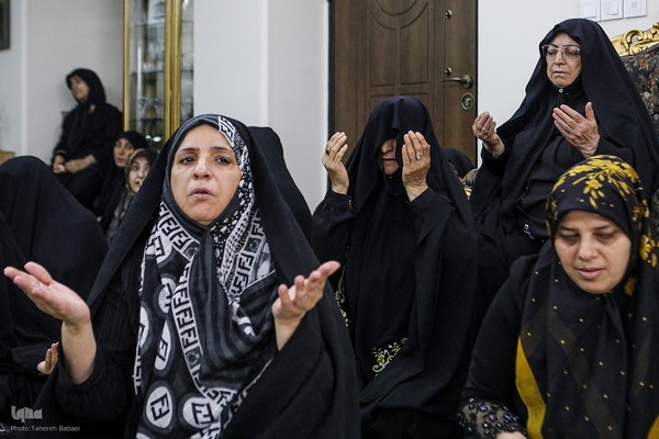 خانم فاطمه هاشمی دو سال است به نیت حاجت‌روا شدن دخترش مراسم عزاداری امام حسین(ع) برگزار می‎کند.