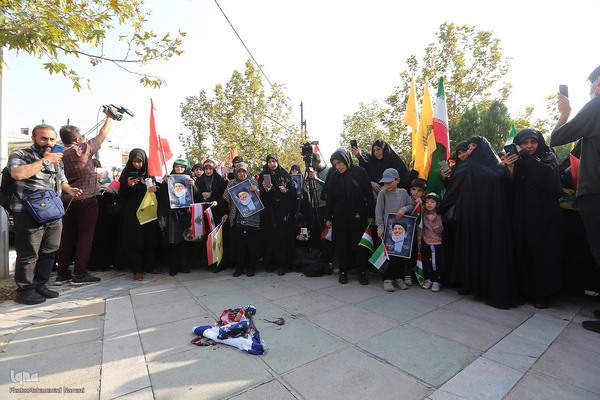 اجتماع مردمی زنان ایرانی در همدلی با بانوان لبنانی