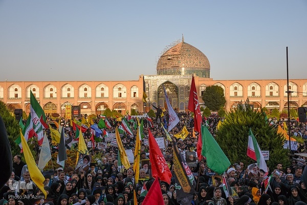تجمع بزرگ مردم اصفهان در حمایت از عملیات «وعده صادق ۲»