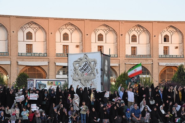 تجمع بزرگ مردم اصفهان در حمایت از عملیات «وعده صادق ۲»