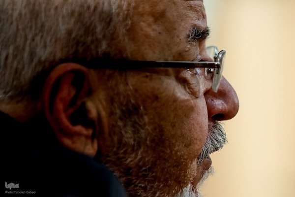 حسین معصومی همدانی، مدرس ادبیات فارسی، تاریخ ریاضیات، تاریخ علم و فلسفهٔ علم در مؤسسه پژوهشی حکمت و فلسفه ایران