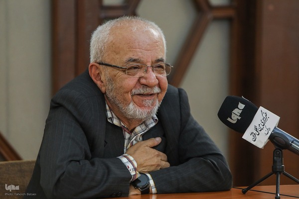 حسین معصومی همدانی، مدرس ادبیات فارسی، تاریخ ریاضیات، تاریخ علم و فلسفهٔ علم در مؤسسه پژوهشی حکمت و فلسفه ایران