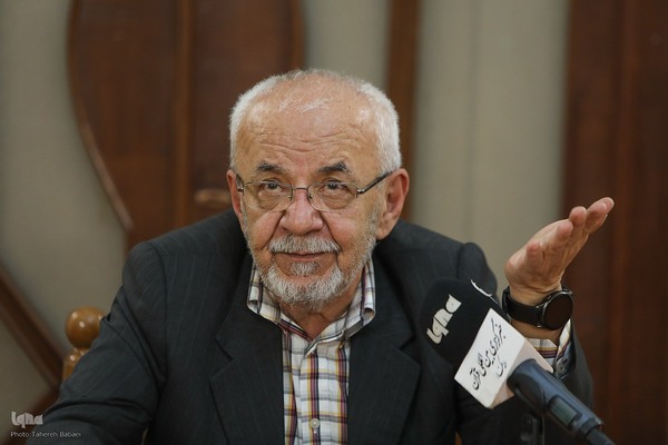 حسین معصومی همدانی، مدرس ادبیات فارسی، تاریخ ریاضیات، تاریخ علم و فلسفهٔ علم در مؤسسه پژوهشی حکمت و فلسفه ایران