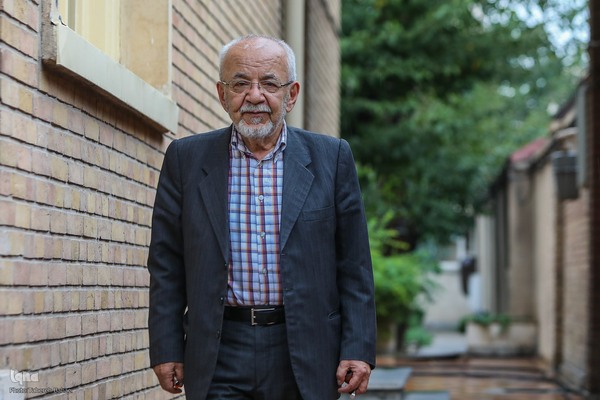 حسین معصومی همدانی، مدرس ادبیات فارسی، تاریخ ریاضیات، تاریخ علم و فلسفهٔ علم در مؤسسه پژوهشی حکمت و فلسفه ایران