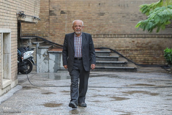 حسین معصومی همدانی، مدرس ادبیات فارسی، تاریخ ریاضیات، تاریخ علم و فلسفهٔ علم در مؤسسه پژوهشی حکمت و فلسفه ایران