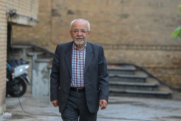 حسین معصومی همدانی، مدرس ادبیات فارسی، تاریخ ریاضیات، تاریخ علم و فلسفهٔ علم در مؤسسه پژوهشی حکمت و فلسفه ایران