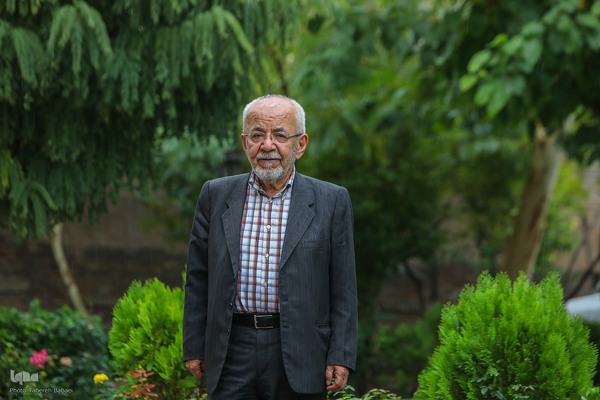 حسین معصومی همدانی، مدرس ادبیات فارسی، تاریخ ریاضیات، تاریخ علم و فلسفهٔ علم در مؤسسه پژوهشی حکمت و فلسفه ایران