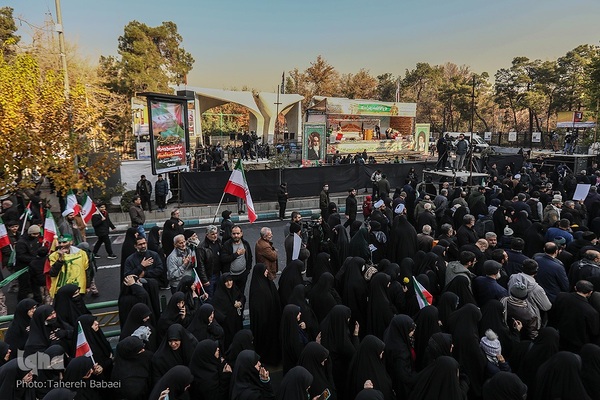 تشییع پیکرهای ۱۰۰ شهید گمنام از مقابل دانشگاه تهران