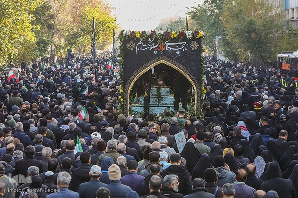 تشییع پیکرهای ۱۰۰ شهید گمنام از مقابل دانشگاه تهران