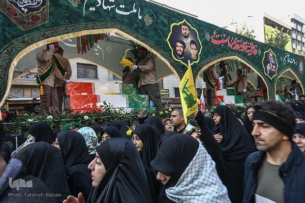 تشییع پیکرهای ۱۰۰ شهید گمنام از مقابل دانشگاه تهران