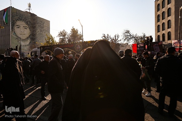 تشییع پیکرهای ۱۰۰ شهید گمنام از مقابل دانشگاه تهران