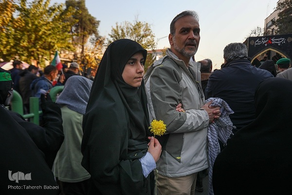 تشییع پیکرهای ۱۰۰ شهید گمنام از مقابل دانشگاه تهران