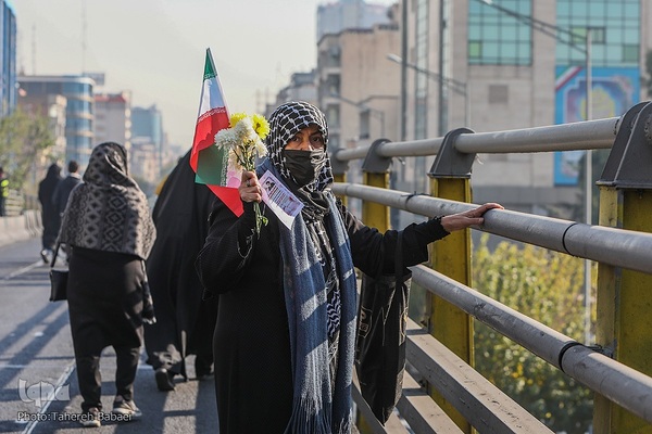 تشییع پیکرهای ۱۰۰ شهید گمنام از مقابل دانشگاه تهران