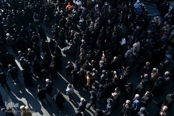 تشییع پیکرهای ۱۰۰ شهید گمنام از مقابل دانشگاه تهران
