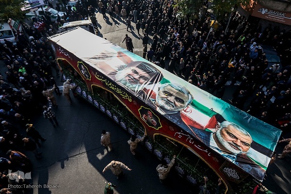 تشییع پیکرهای ۱۰۰ شهید گمنام از مقابل دانشگاه تهران