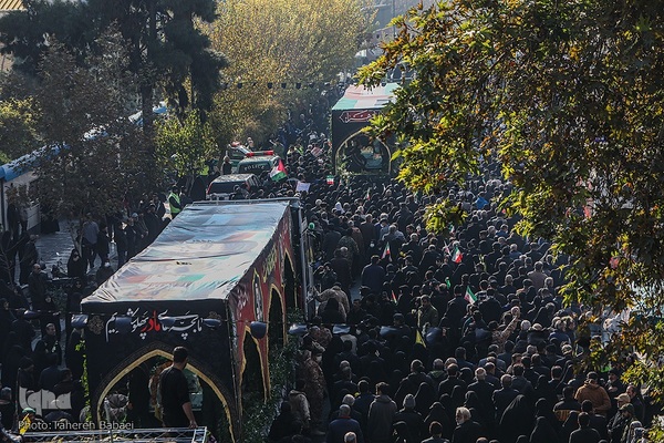 تشییع پیکرهای ۱۰۰ شهید گمنام از مقابل دانشگاه تهران