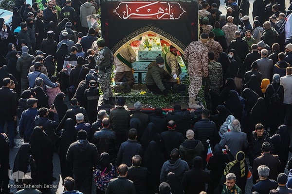 تشییع پیکرهای ۱۰۰ شهید گمنام از مقابل دانشگاه تهران