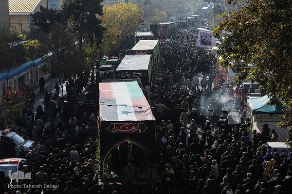 تشییع پیکرهای ۱۰۰ شهید گمنام از مقابل دانشگاه تهران