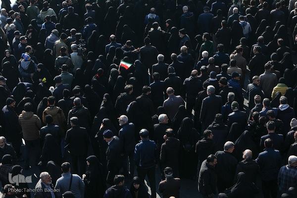 تشییع پیکرهای ۱۰۰ شهید گمنام از مقابل دانشگاه تهران