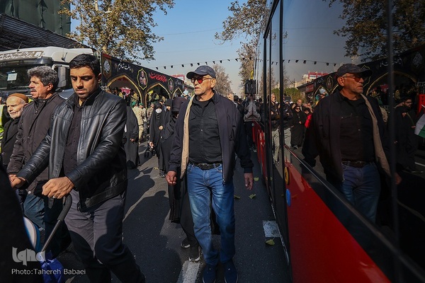 تشییع پیکرهای ۱۰۰ شهید گمنام از مقابل دانشگاه تهران