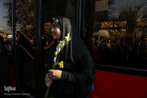 تشییع پیکرهای ۱۰۰ شهید گمنام از مقابل دانشگاه تهران