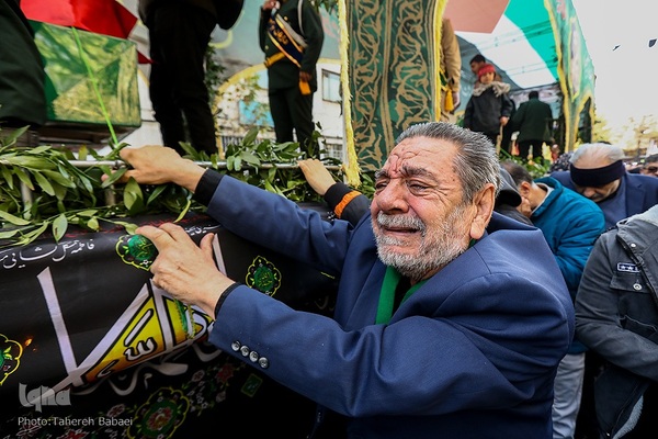 تشییع پیکرهای ۱۰۰ شهید گمنام از مقابل دانشگاه تهران