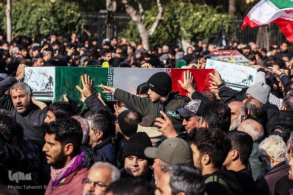 تشییع پیکرهای ۱۰۰ شهید گمنام از مقابل دانشگاه تهران