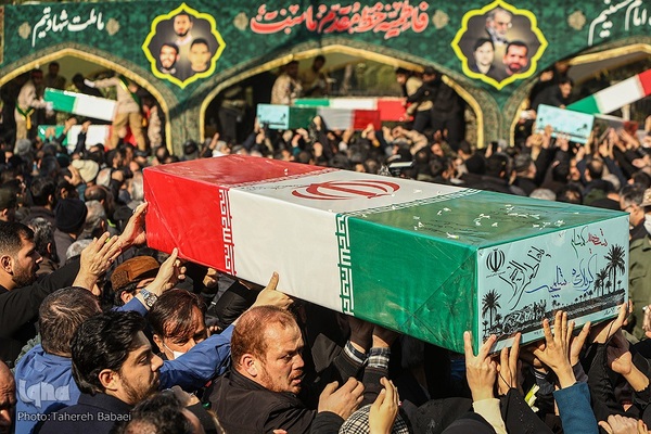 تشییع پیکرهای ۱۰۰ شهید گمنام از مقابل دانشگاه تهران