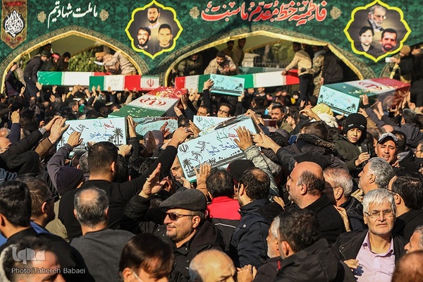 تشییع پیکرهای ۱۰۰ شهید گمنام از مقابل دانشگاه تهران