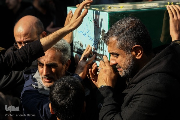 تشییع پیکرهای ۱۰۰ شهید گمنام از مقابل دانشگاه تهران