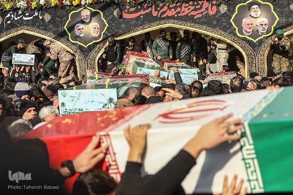 تشییع پیکرهای ۱۰۰ شهید گمنام از مقابل دانشگاه تهران