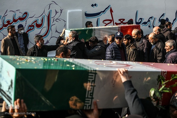 تشییع پیکرهای ۱۰۰ شهید گمنام از مقابل دانشگاه تهران