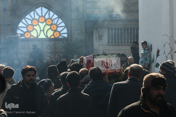 تشییع پیکرهای ۱۰۰ شهید گمنام از مقابل دانشگاه تهران